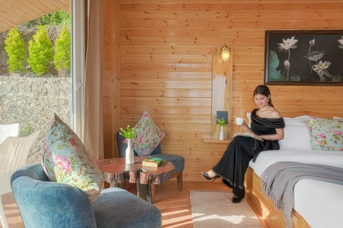 Top Tibba - Wooden Cabin with balcony & garden – 1 bedroom villa in Mussoorie, Uttarakhand