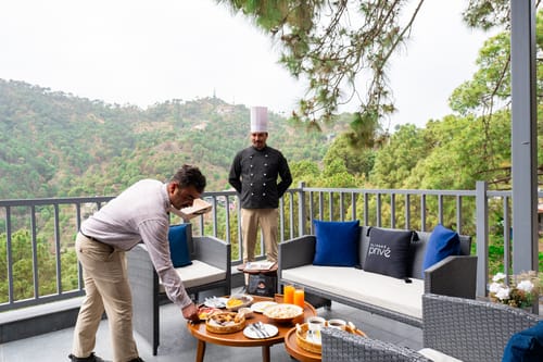 The Retreat Villa | 4-BHK Hillside Retreat with Indoor Pool, Jacuzzis | Near Kasauli Hill Station – 4 bedroom villa in Kasauli, Himachal Pradesh