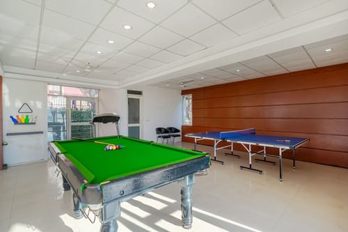 Golden Meadow Villa | Pet-friendly Hillside 3-BHK Retreat With Outdoor Lounge, Balcony & Scenic Views – 3 bedroom villa in Kasauli, Himachal Pradesh