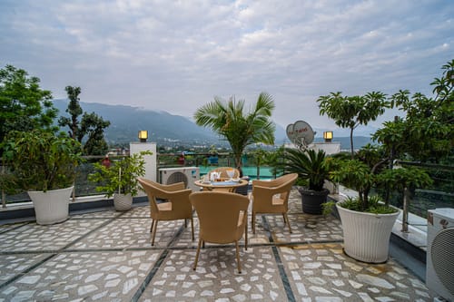 Sky Paradise | Pet-friendly 3-BHK Retreat With Gaming Zone, Home Theatre & Rooftop Gazebo – 3 bedroom villa in Dehradun, Uttarakhand