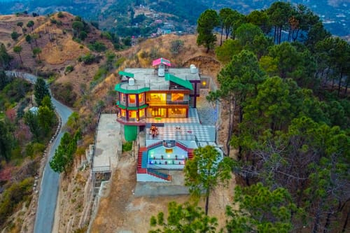 Pine Shadow Fuchsia | Pet-friendly Hillside Retreat With Picturesque Balcony & Restaurant – 1 bedroom villa in Shimla, Himachal Pradesh