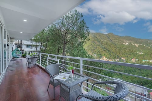 Pinnacle | Hilltop 3-BHK Apartment with Picturesque Balcony & Scenic Views  – 3 bedroom villa in Kasauli, Himachal Pradesh