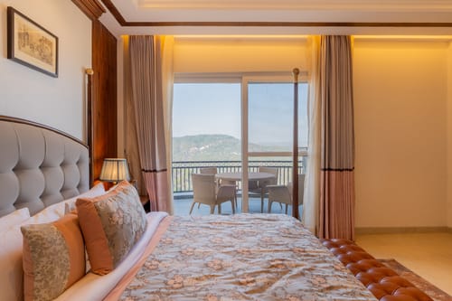 The Royce Orchid | Pet-friendly 4-BHK Hilltop Villa With Jacuzzi, Steam Room, Private Pool & 360° Hill Views – 4 bedroom villa in Kasauli, Himachal Pradesh