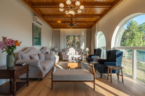 Chestnut Manor W/ Sky Jacuzzi & Steam Room
– 6 bedroom villa in Kasauli, Himachal Pradesh
