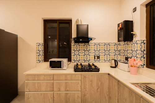 Villa Paraíso | Luxe Pet-friendly 4-BHK Villa With Pvt Pool, Bar, Lift & Scenic Hill Vistas – 4 bedroom villa in North Goa, Goa