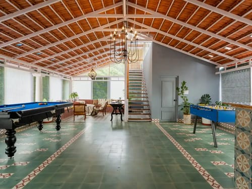 BluDoor | Exquisite Pet-friendly 5-BHK Villa With Private Pool, Lift & Entertainment Lounge Near Vagator Beach – 5 bedroom villa in North Goa, Goa