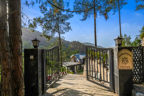 Gable Pine Peaks | Pet-friendly 5-BHK Apartment With Pvt Sit-out Area, Plunge Pool & Lawn Amid Mountains – 5 bedroom villa in Kasauli, Himachal Pradesh\
