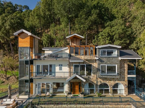 Chestnut Manor W/ Sky Jacuzzi & Steam Room
– 6 bedroom villa in Kasauli, Himachal Pradesh