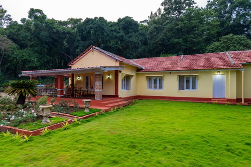 Blue Mountains | 3-BHK Pet-Friendly Retreat Amid Coffee Plantations with Verandah Sit-Out, Garden & Forest Vistas – 3 bedroom villa in Coorg, Karnataka