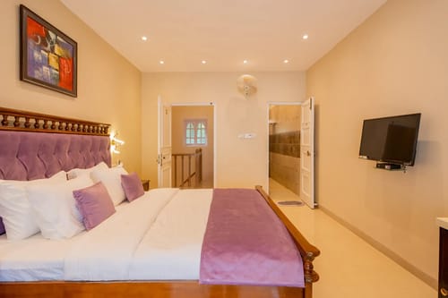 Emperor Ozran | 2-BHK Retreat With Balconies, Restaurant & Bar – 2 bedroom villa in North Goa, Goa