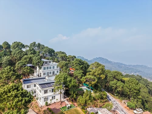Stars and WindSongs | 1 Suite with Summer Pool, Private Balcony, Garden, Games, Restro & Hill Views – 1 bedroom villa in Nahan, Himachal Pradesh