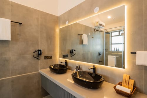 Villa Paraíso | Luxe Pet-friendly 4-BHK Villa With Pvt Pool, Bar, Lift & Scenic Hill Vistas – 4 bedroom villa in North Goa, Goa