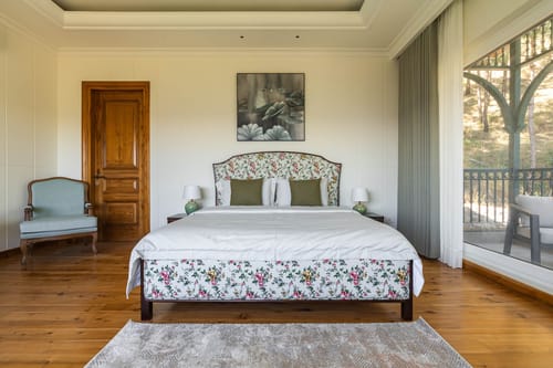 Chestnut Manor W/ Sky Jacuzzi & Steam Room
– 6 bedroom villa in Kasauli, Himachal Pradesh