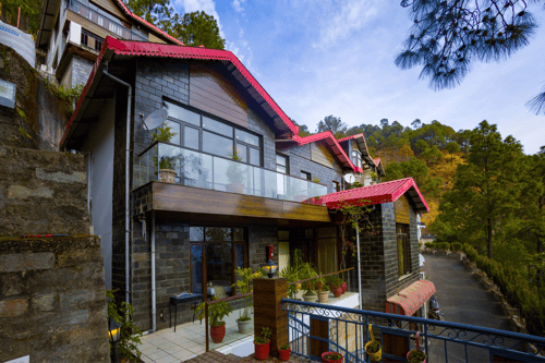Kasauli Woods Cottage | Hillside 3-BHK Retreat With Outdoor Lounge, Balcony & Scenic Views – 3 bedroom villa in Kasauli, Himachal Pradesh