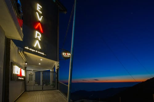Evara | Pet-friendly 2-BHK Hilltop Hideaway With Balcony, Fireplace & Views – 2 bedroom villa in Mussoorie, Uttarakhand