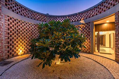 The Brick house w/ Outdoor Pool – 4 bedroom villa in Delhi-ncr, Delhi