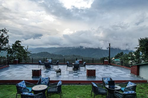 Trio’s Top | Pet-friendly 2-BHK with Attic, Shared Sit-out Area, Stepped Garden & Hill Views – 2 bedroom villa in Mukteshwar, Uttarakhand