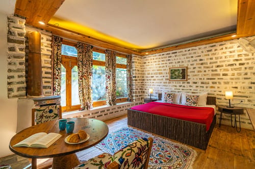 Breezy Banks – 6 bedroom villa in Tirthan Valley, Himachal Pradesh