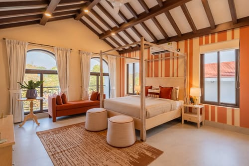 Villa Paraíso | Luxe Pet-friendly 4-BHK Villa With Pvt Pool, Bar, Lift & Scenic Hill Vistas – 4 bedroom villa in North Goa, Goa