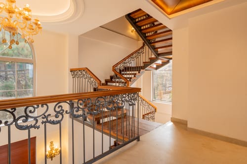 The Royce Orchid | Pet-friendly 4-BHK Hilltop Villa With Jacuzzi, Steam Room, Private Pool & 360° Hill Views – 4 bedroom villa in Kasauli, Himachal Pradesh