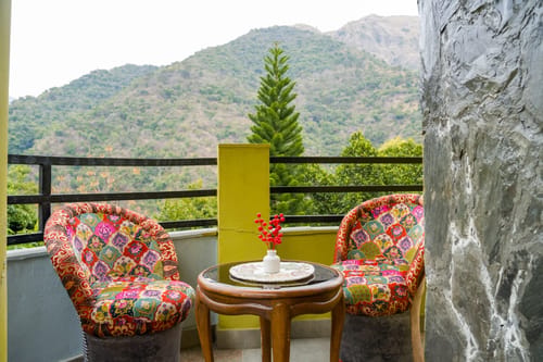 Zephyr Stoneva | Peaceful Mountain Retreat With Pool, Gym & Dining – 1 bedroom villa in Mussoorie, Uttarakhand