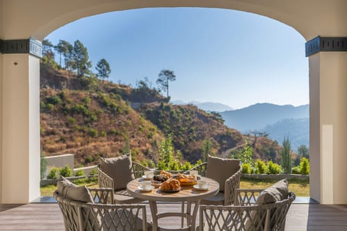 ILIKA W Heated Infinity Pool and Jacuzzi – 8 bedroom villa in Kasauli, Himachal Pradesh