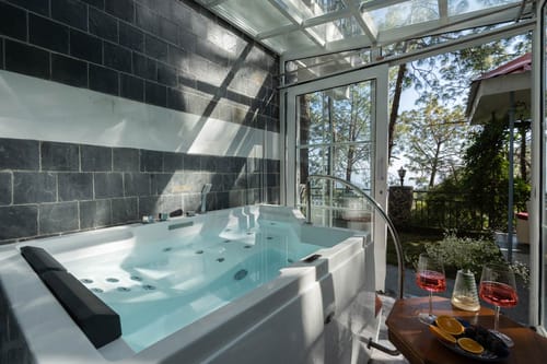 Crescent Peak W/Jacuzzi – 3 bedroom villa in Kasauli, Himachal Pradesh