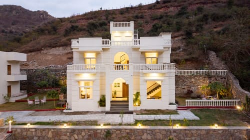 Mandovar Mountain Valley Retreat | 4 Room Pet-friendly Suite In a Private Estate with Shared Pool, Garden, Restaurant & Hill Views – 4 bedroom villa in Udaipur, Rajasthan