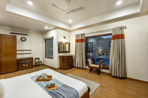 Lakeview Manor | Stunning 3-BHK Lakeside Getaway With Balconies & A Garden – 3 bedroom villa in Bhimtal, Uttarakhand