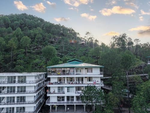Pinnacle | Hilltop 3-BHK Apartment with Picturesque Balcony & Scenic Views  – 3 bedroom villa in Kasauli, Himachal Pradesh