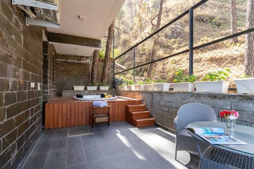 Floradale w/ Jacuzzi & Wood-Fire Pizza – 5 bedroom villa in Kasauli, Himachal Pradesh
