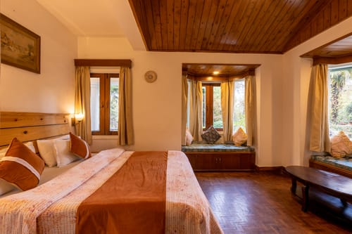 The Hive Cottage | Serene 9-Rooms Hillside Resort With Suites, Restaurant, & Outdoor Seating | Ample Parking – 9 bedroom villa in Nainital, Uttarakhand