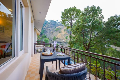 Captain’s Nest | 3-BHK Hilltop Hideaway With Garden & Scenic Views – 3 bedroom villa in Kasauli, Himachal Pradesh