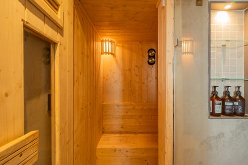 The Royce Orchid | Pet-friendly 4-BHK Hilltop Villa With Jacuzzi, Steam Room, Private Pool & 360° Hill Views – 4 bedroom villa in Kasauli, Himachal Pradesh