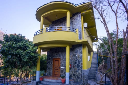Zephyr Stoneva | Peaceful Mountain Retreat With Pool, Gym & Dining – 1 bedroom villa in Mussoorie, Uttarakhand