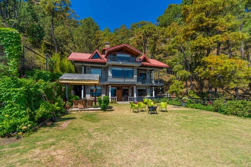 Floradale w/ Jacuzzi & Wood-Fire Pizza – 5 bedroom villa in Kasauli, Himachal Pradesh