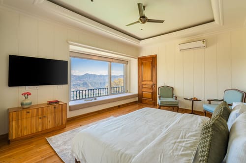 Chestnut Manor W/ Sky Jacuzzi & Steam Room
– 6 bedroom villa in Kasauli, Himachal Pradesh