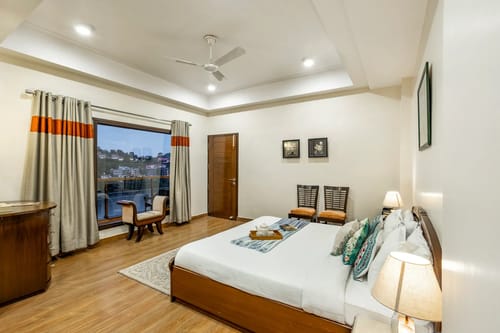 Lakeview Manor | Stunning 3-BHK Lakeside Getaway With Balconies & A Garden – 3 bedroom villa in Bhimtal, Uttarakhand