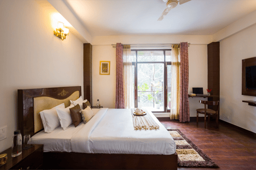 Kasauli Woods Cottage | Hillside 3-BHK Retreat With Outdoor Lounge, Balcony & Scenic Views – 3 bedroom villa in Kasauli, Himachal Pradesh