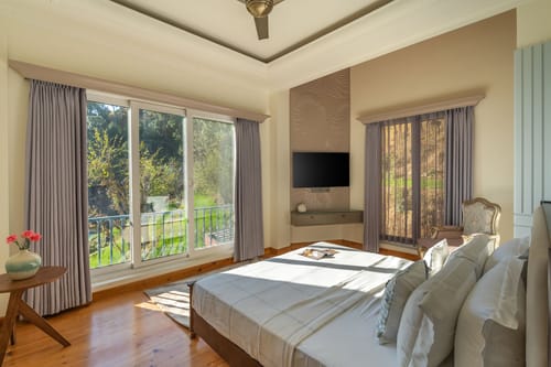 Chestnut Manor W/ Sky Jacuzzi & Steam Room
– 6 bedroom villa in Kasauli, Himachal Pradesh