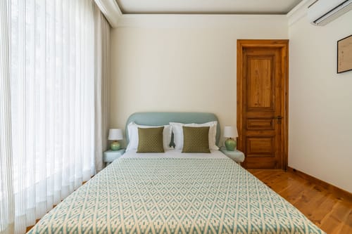 Chestnut Manor W/ Sky Jacuzzi & Steam Room
– 6 bedroom villa in Kasauli, Himachal Pradesh