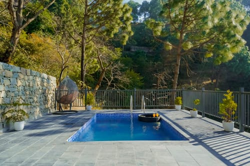 Konifer Rosewood | Hillside Attic Room With Balcony & Outdoor Seating – 1 bedroom villa in Kasauli, Himachal Pradesh