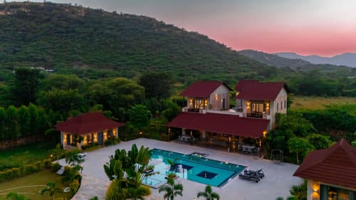 Raas Stays | 4-BHK Retreat With Private Pool, Gardens, Lounge Cum Bar & Scenic Aravali Views – 4 bedroom villa in Udaipur, Rajasthan