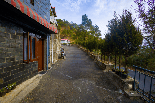 Kasauli Woods Cottage | Hillside 3-BHK Retreat With Outdoor Lounge, Balcony & Scenic Views – 3 bedroom villa in Kasauli, Himachal Pradesh