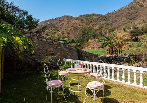 Mandovar Mountain Valley Retreat | 4 Room Pet-friendly Suite In a Private Estate with Shared Pool, Garden, Restaurant & Hill Views – 4 bedroom villa in Udaipur, Rajasthan