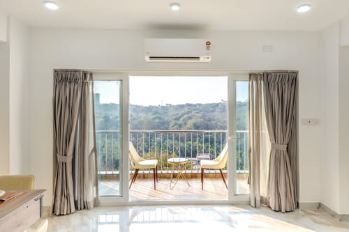 Midpoint UMA Suite | Pet-friendly 1-Room with Shared Outdoor Pool, Living Area & Entertainment Lounge | Lift Access – 1 bedroom villa in South Goa, Goa