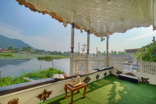 Kingori Houseboat – 3 bedroom villa in Srinagar, Jammu & Kashmir