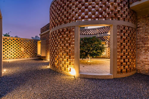 The Brick house w/ Outdoor Pool – 4 bedroom villa in Delhi-ncr, Delhi