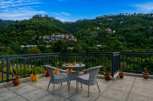 Gable Pine Peaks | Pet-friendly 5-BHK Apartment With Pvt Sit-out Area, Plunge Pool & Lawn Amid Mountains – 5 bedroom villa in Kasauli, Himachal Pradesh\