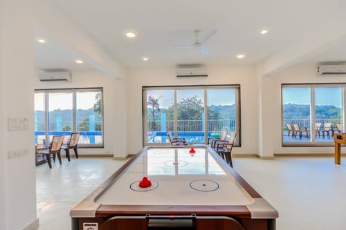 Midpoint UMA Suite | Pet-friendly 1-Room with Shared Outdoor Pool, Living Area & Entertainment Lounge | Lift Access – 1 bedroom villa in South Goa, Goa